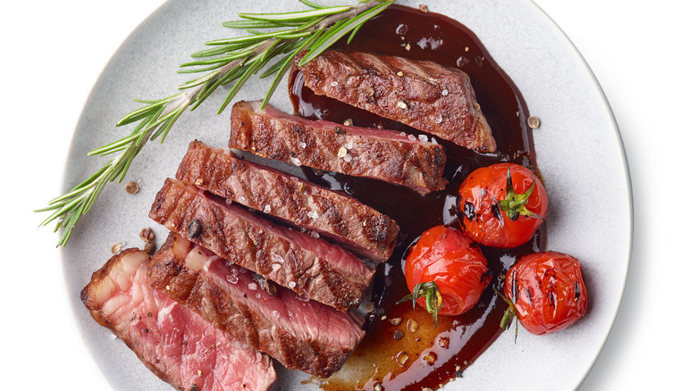 steak on plate with tomatoes