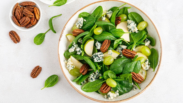 Spinach salad with pecans