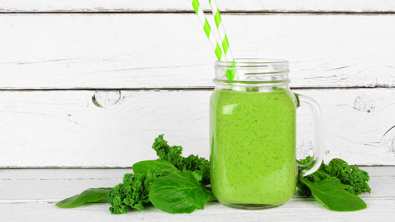 Green smoothie in a mason jar