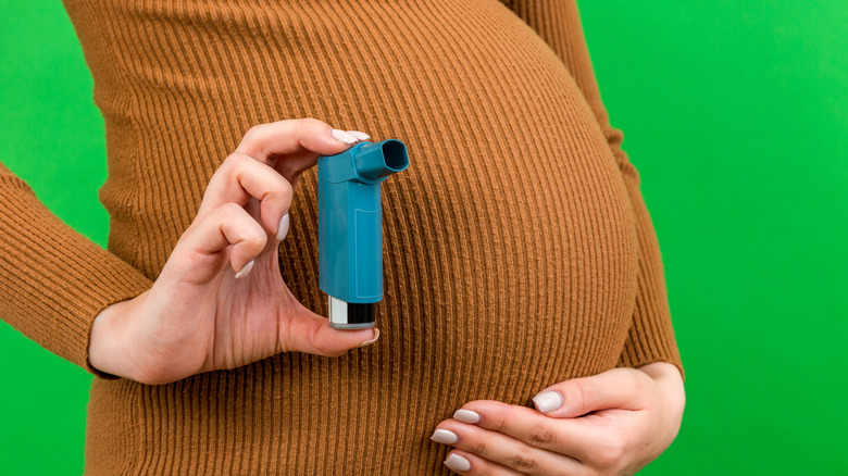 pregnant woman with inhaler