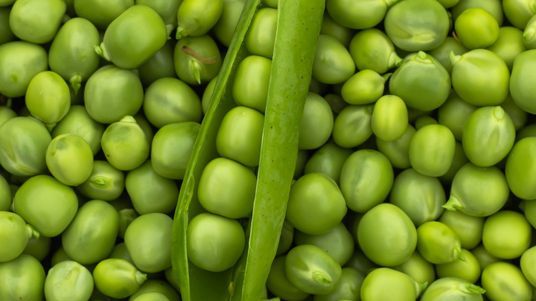 green peas piled together