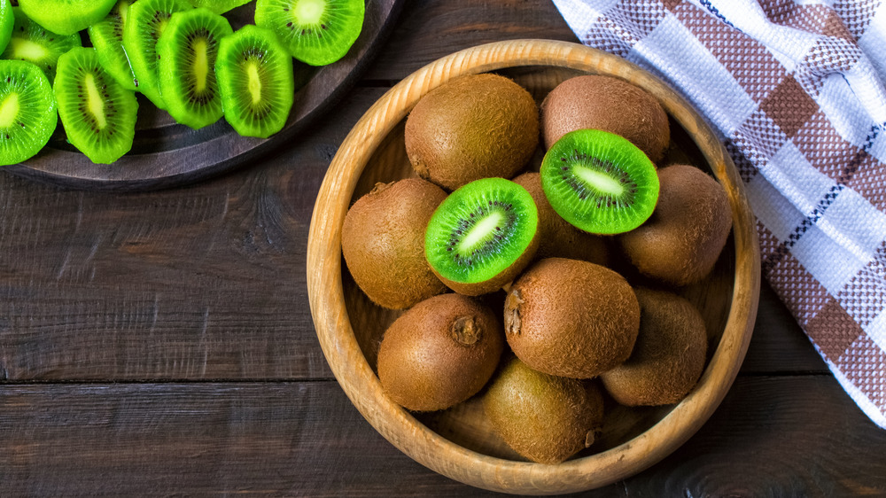  Kiwis in bowl