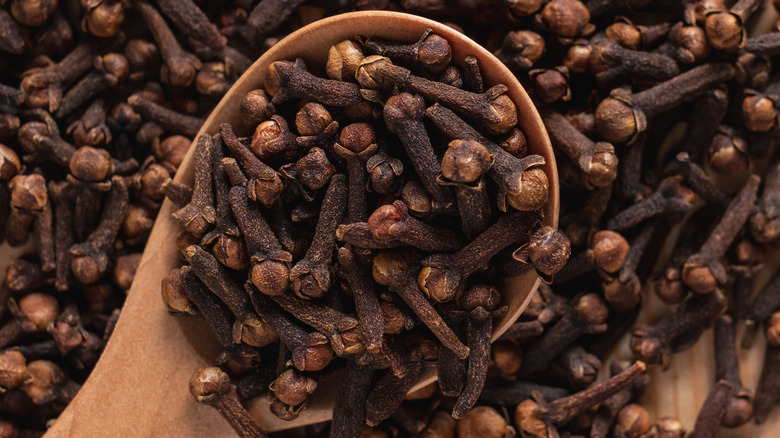 Cloves on a spoon