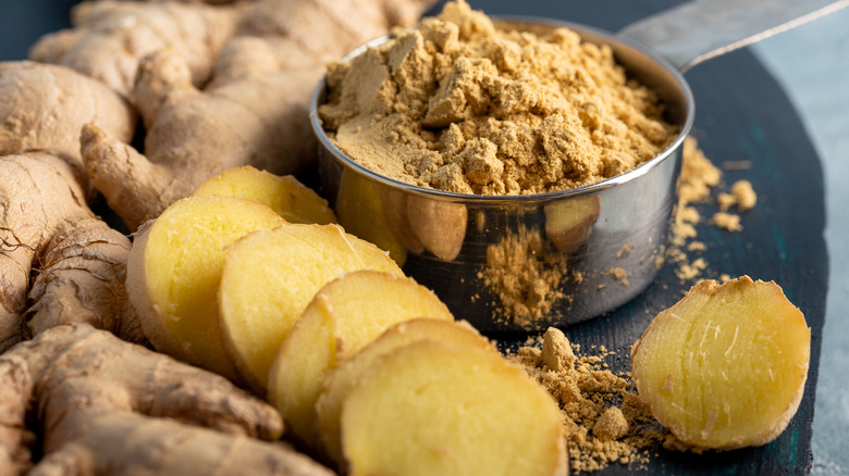 Fresh ginger root and ground ginger spice