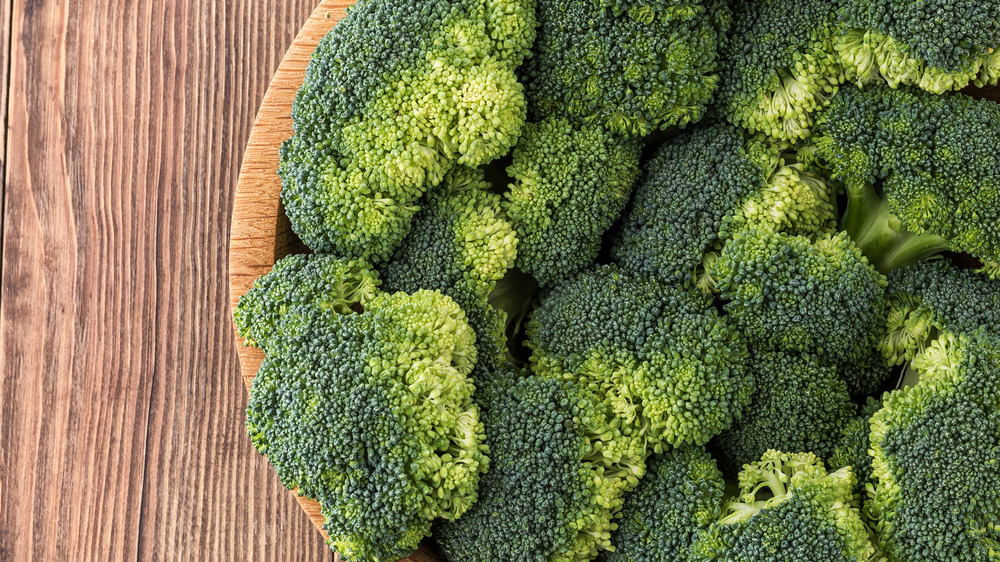 A wooden bowl of broccoli