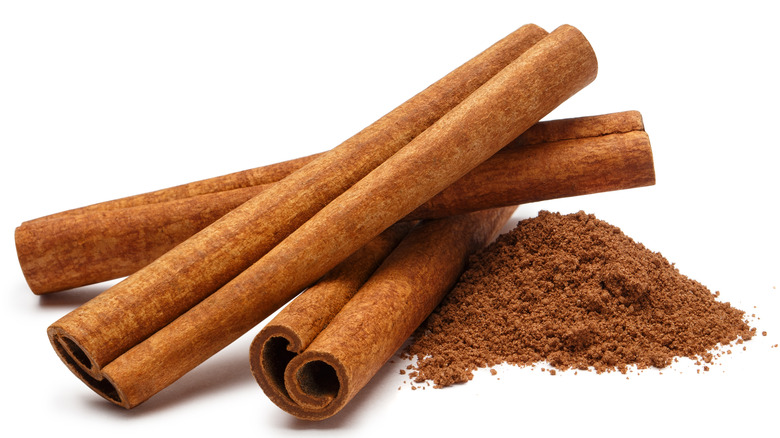 Cinnamon sticks and ground cinnamon