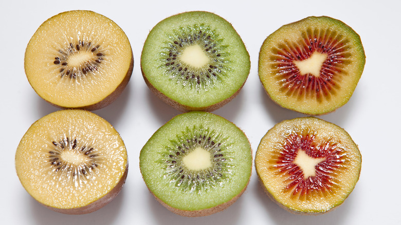 sliced kiwis