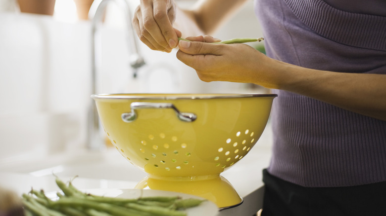 Washing and cleaning green beans