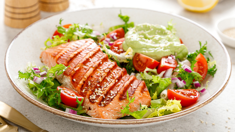 salad with salmon fillet