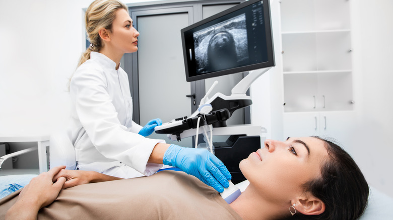 Ultrasound of thyroid by physician