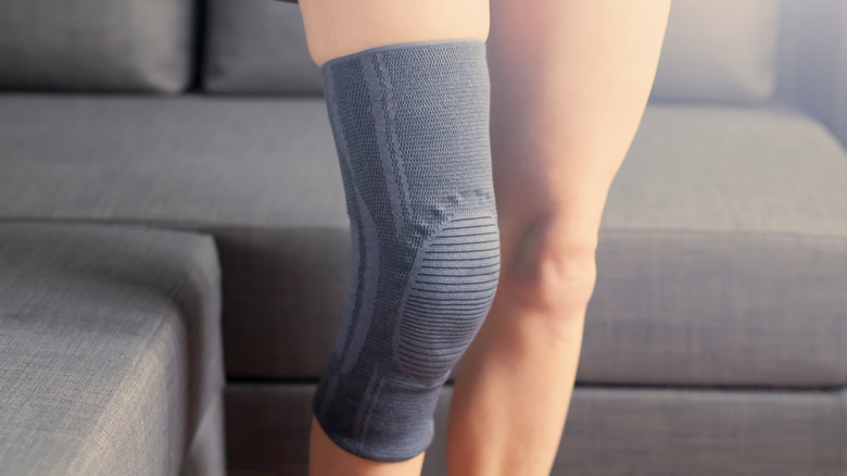 woman wearing knee brace