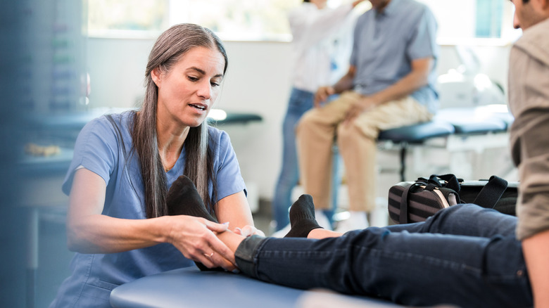 physical therapist investigates swelling in feet
