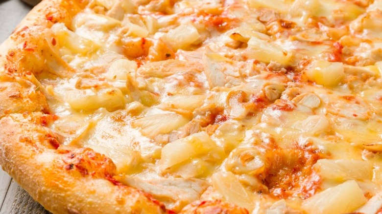 Hawaiian pizza with chicken