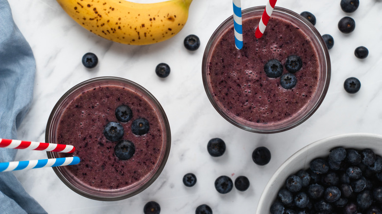 smoothie in glasses 