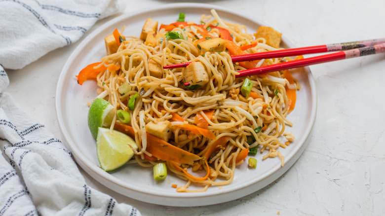 Tofu pad thai on plate