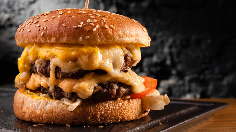 cheeseburger with red meat and heavy cheese
