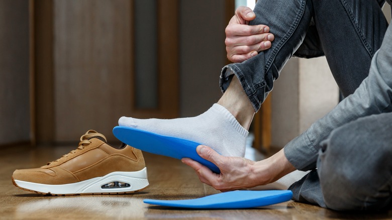 Measuring shoe inserts on foot