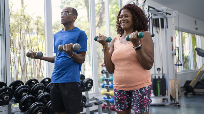 couple lifting weights