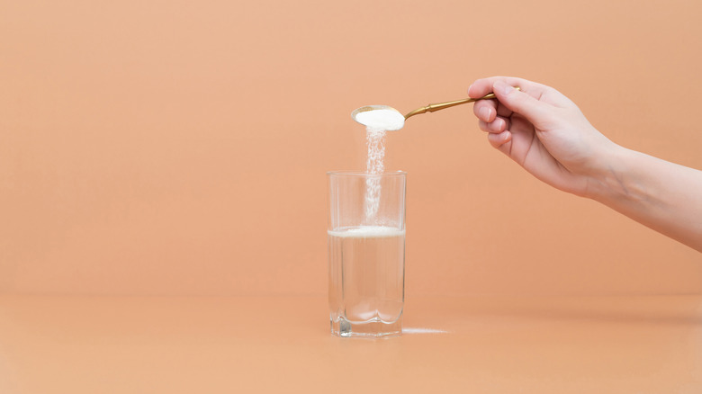 Collagen powder and a glass of water