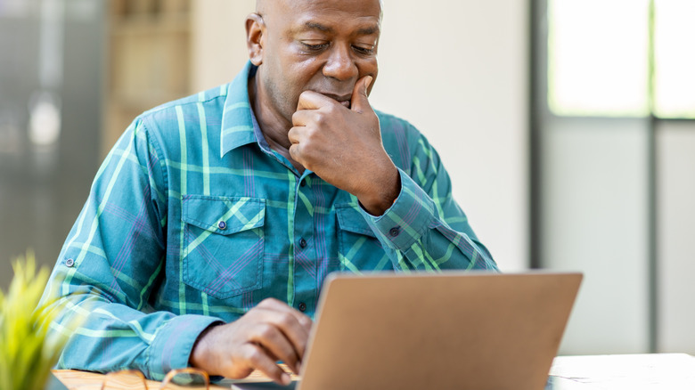 man questioning what he reads on laptop