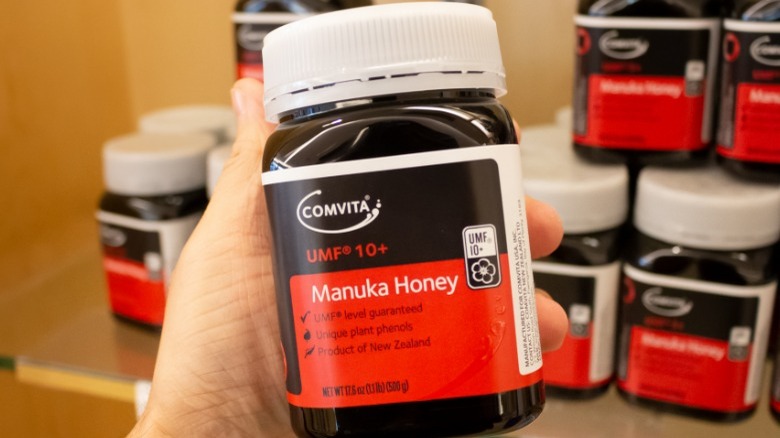 botte of manuka honey
