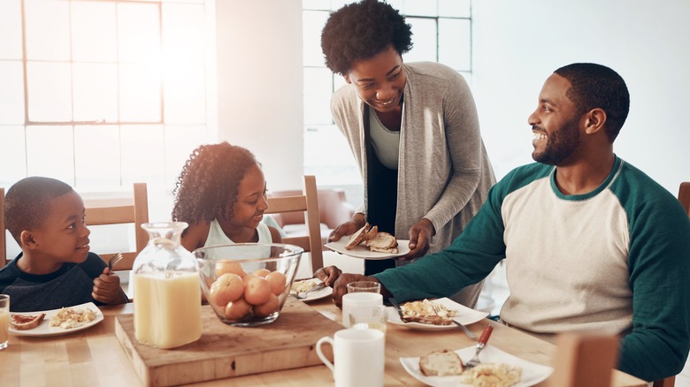 family eating breakfast with eggs