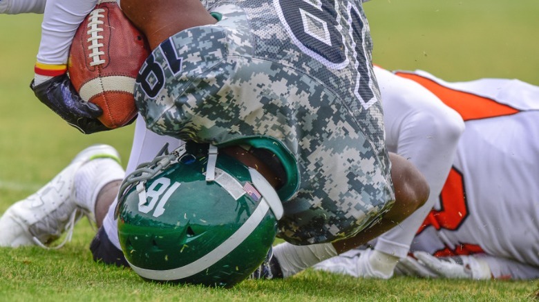 football player hits head during tackle