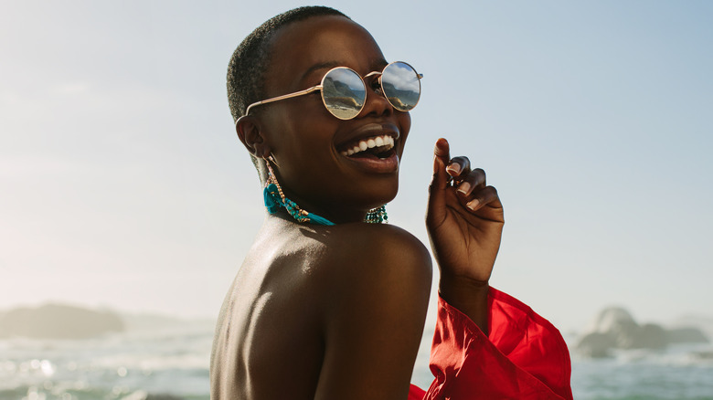 Smiling young woman wearing sunglasses