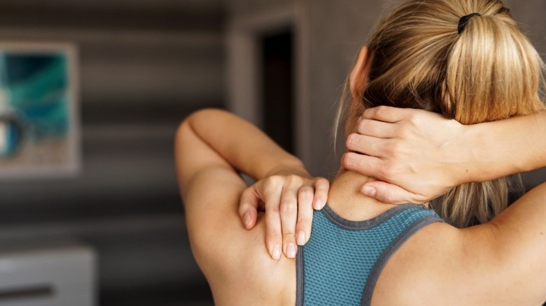 woman with sore neck and traps 