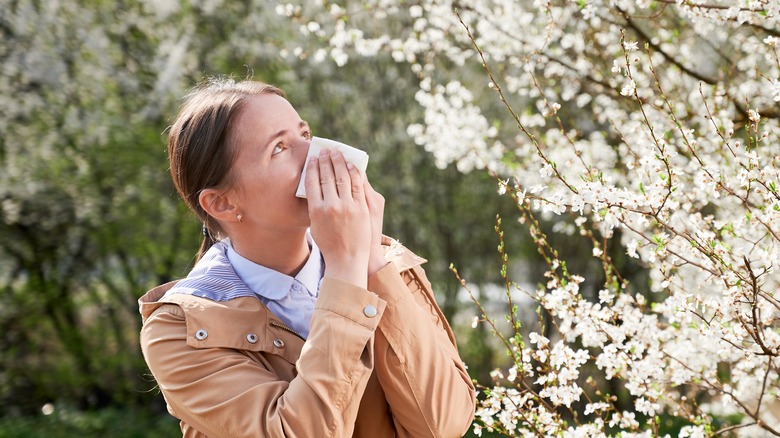 Woman with pollen allergy