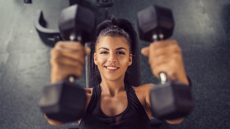 woman lifting free weights