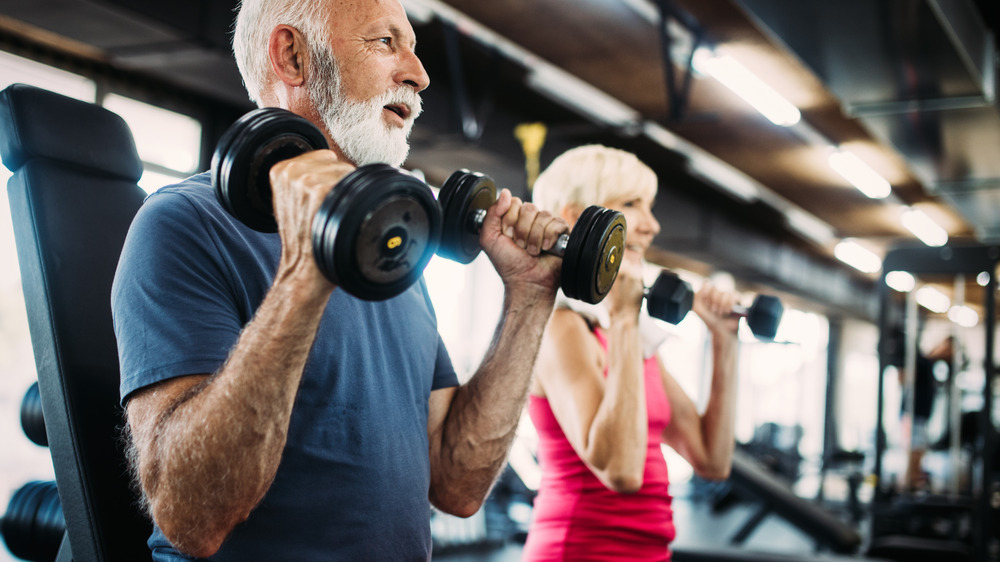 Older people lifting weights 