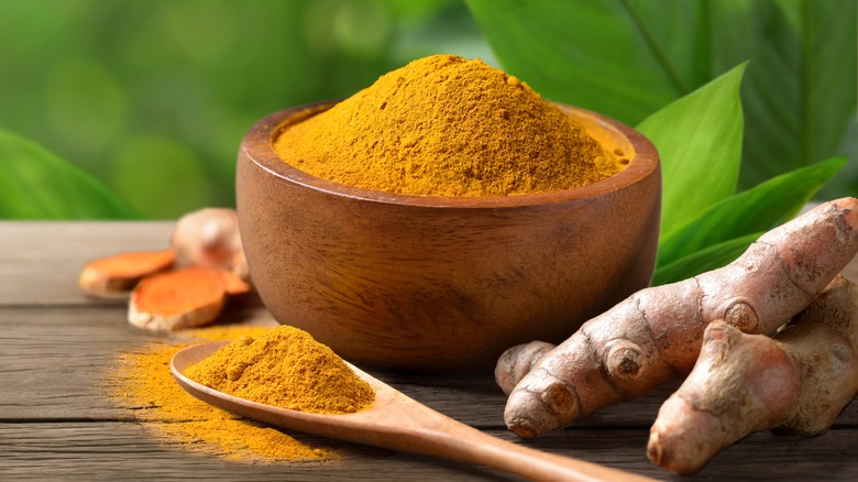 turmeric powder and turmeric root