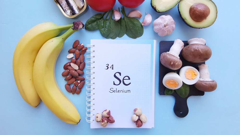 The chemical name for selenium and the word selenium written on a notebook next to food