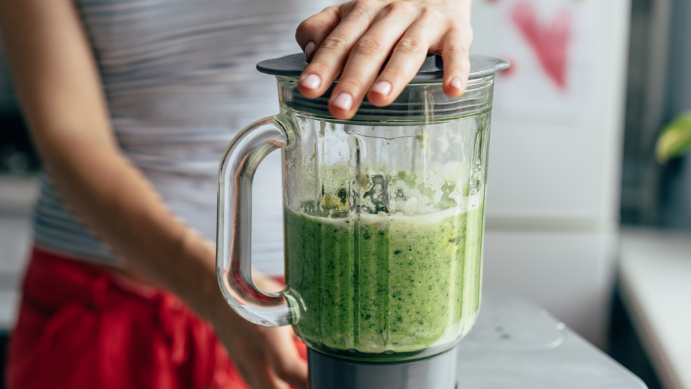 making a green smoothie