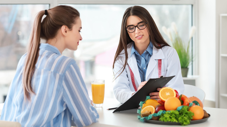 Woman visits a nutritionist about her diet