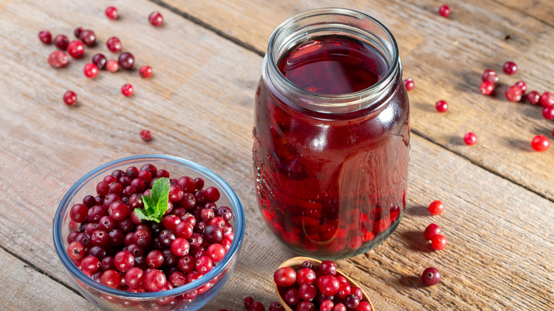 glass of cranberry juice and cranberries