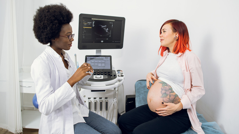 Doctor speaking with pregnant patient