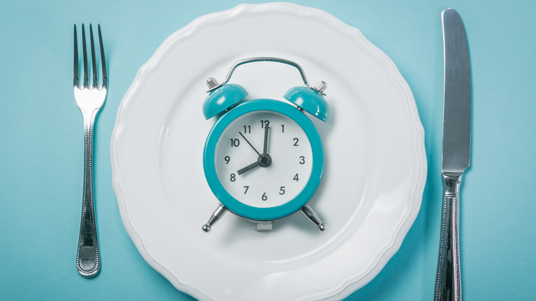 empty food plate with a clock signifying fasting