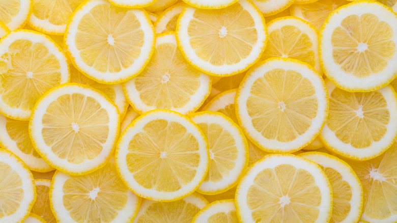 sliced lemons