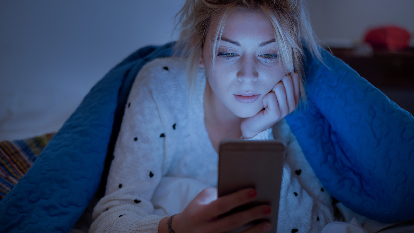 is-it-safe-to-sleep-with-your-phone-in-your-bed