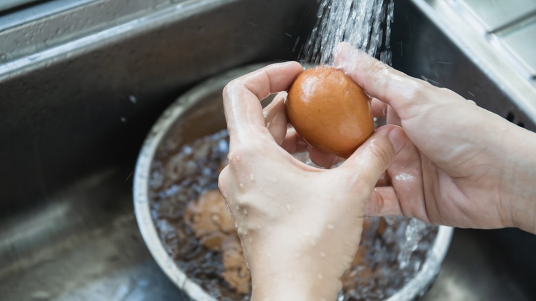 Washing eggs