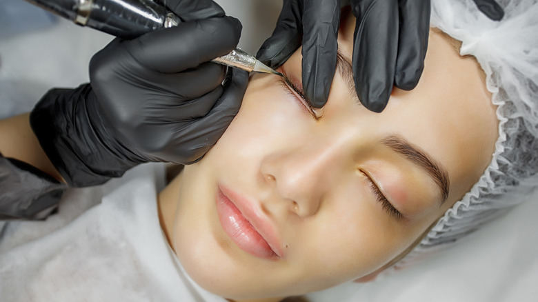 woman receiving semi-permanent eyeliner 