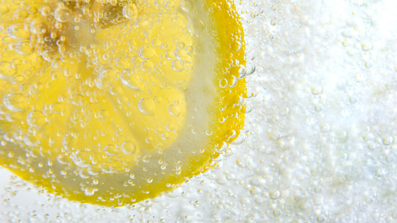 close up of sparkling water with lemon