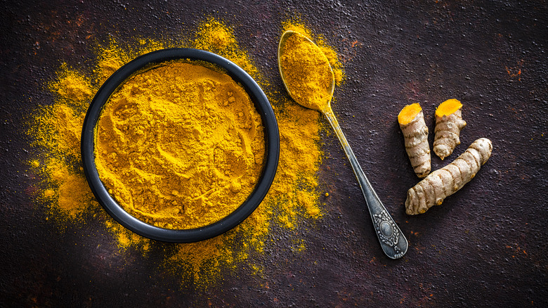 Bowl and spoonful of turmeric 