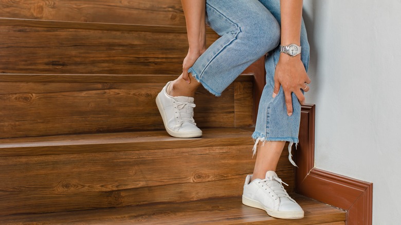 woman having trouble walking down stairs