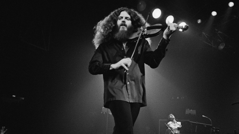 Robby Steinhardt playing violin on stage