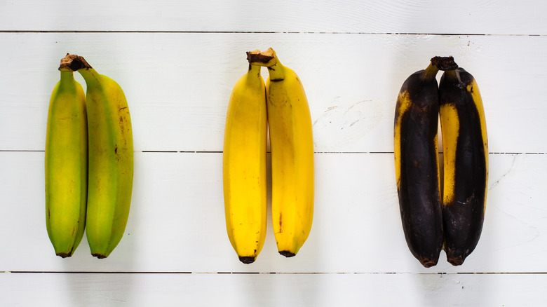 Ripe vs. unripe bananas 