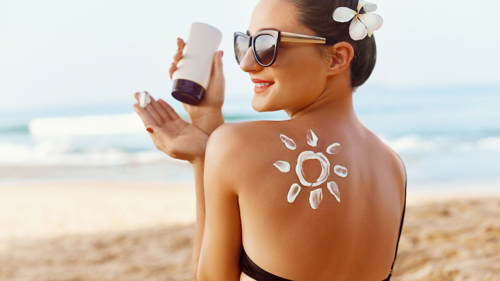 woman applying sunscreen