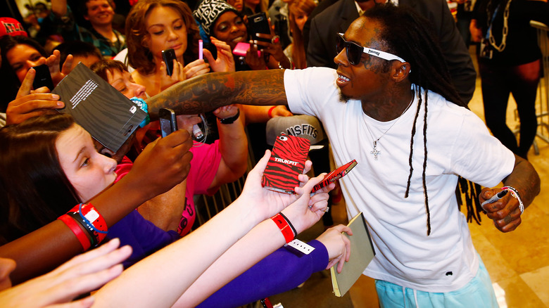Lil Wayne signing autographs